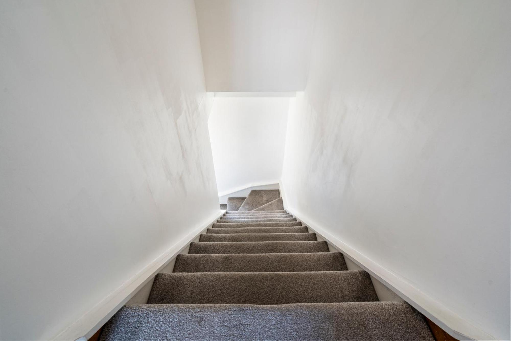 Modern 2 Bedroom Apartment In Mitcham, London Buitenkant foto