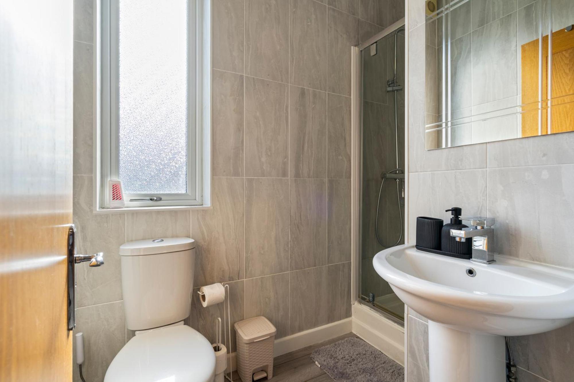 Modern 2 Bedroom Apartment In Mitcham, London Buitenkant foto